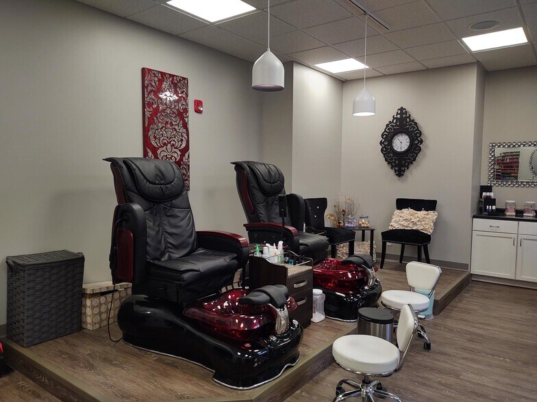 More Photos Of 6 Mohawk Dr, Londonderry Medical For Sale