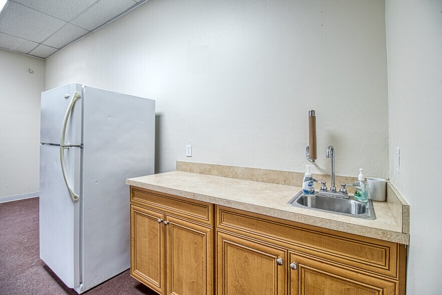 More Photos Of 4857 Palm Beach Blvd, Fort Myers Office For Lease