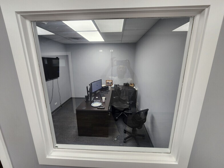 More Photos Of 1280-1330 Powis Rd, West Chicago Truck Terminal For Sale