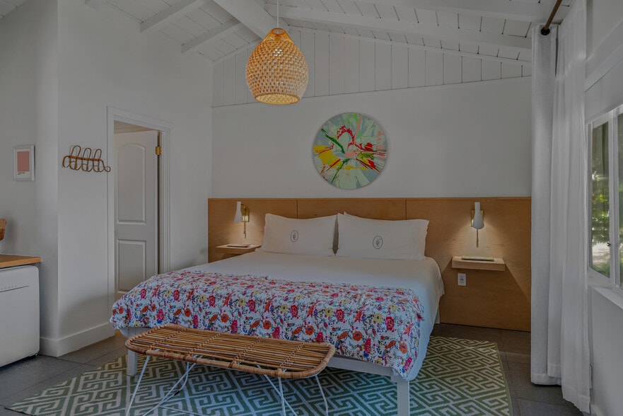 More Photos Of 555 S Warm Sands Dr, Palm Springs Hotel For Sale