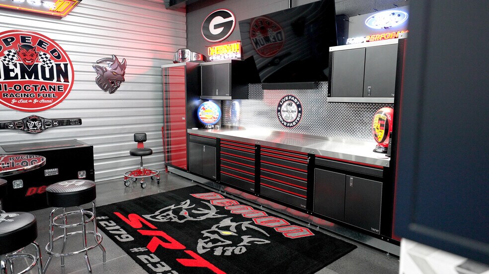 More Photos Of 105 Depot Dr, Belgrade Showroom For Lease