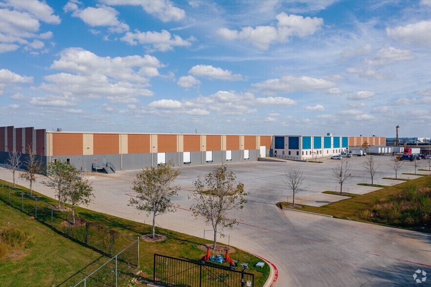 More Photos Of 7042 Industrial Way, San Antonio Distribution For Lease