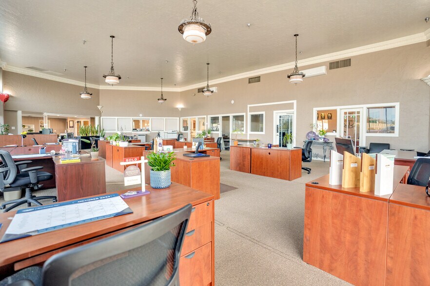 More Photos Of 1209 6th St, Los Banos Storefront For Lease