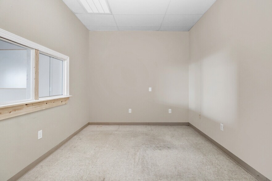 More Photos Of 1990 Woodridge Park Rd, Greenville Research And Development For Lease