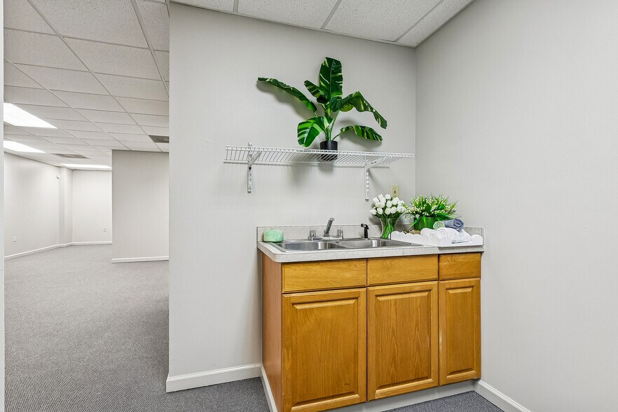 More Photos Of 1616 L And A Rd, Metairie Office For Lease