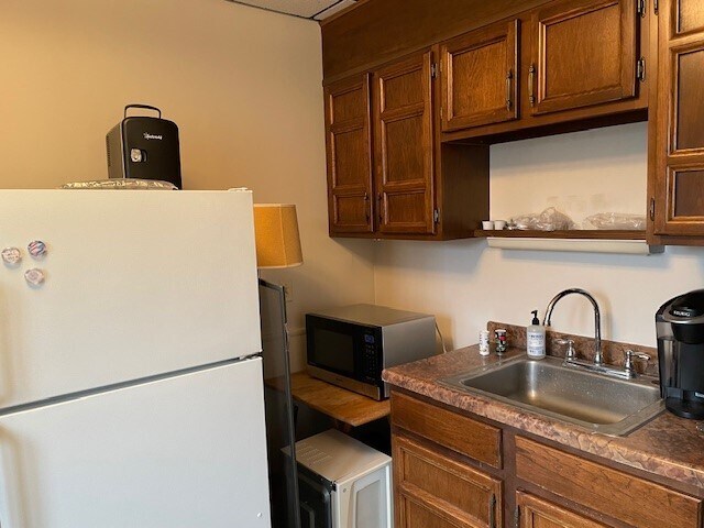 More Photos Of 133 Mountain Rd, Suffield Office For Lease