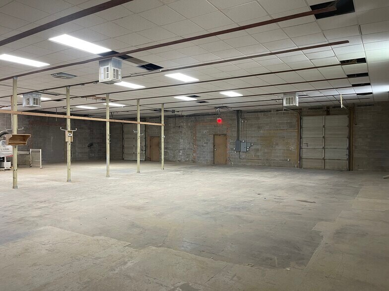 More Photos Of 2615 Brenner Dr, Dallas Distribution For Sale