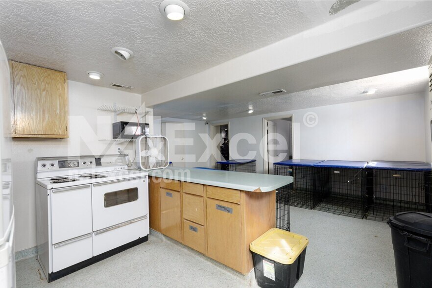 More Photos Of 1545 W State St, Hurricane Veterinarian Kennel For Sale