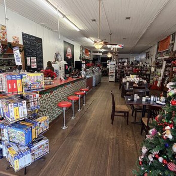 More Photos Of 107 W Main St, Llano Bar For Sale