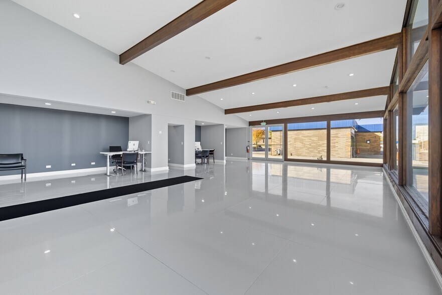 More Photos Of 801 W Grant Hwy, Marengo Showroom For Lease