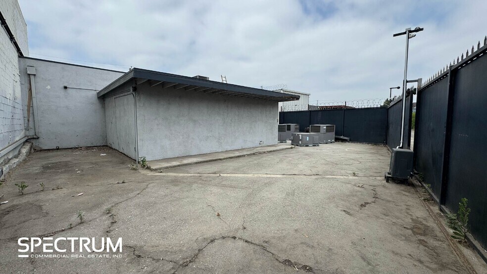 More Photos Of 14743-14745 Arminta St, Van Nuys Warehouse For Lease