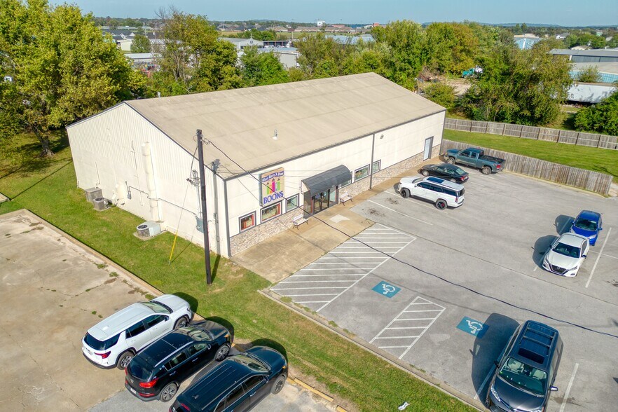 More Photos Of 462 E Henri De Tonti Blvd, Springdale Warehouse For Sale