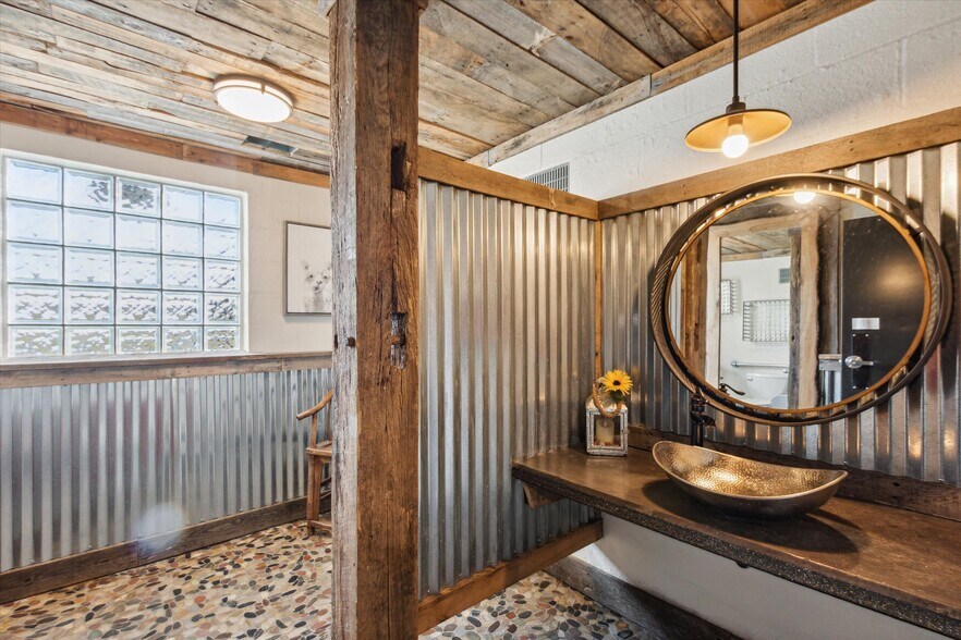 More Photos Of 2045 Bradley Rd, Webberville Showroom For Sale