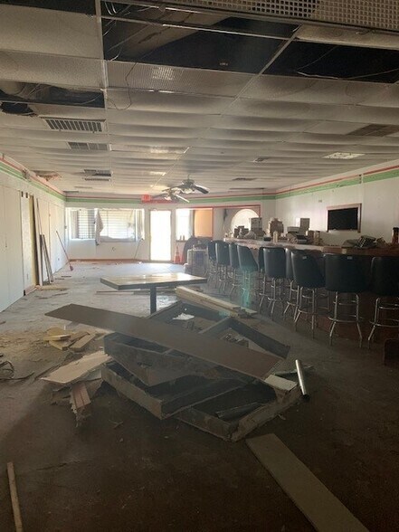 More Photos Of 2706 Samuell Blvd, Dallas Storefront For Lease