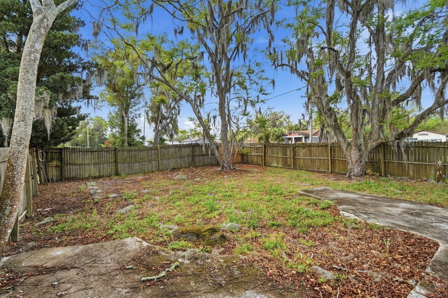 More Photos Of 1030 Camphor Ln, Deland General Retail For Sale