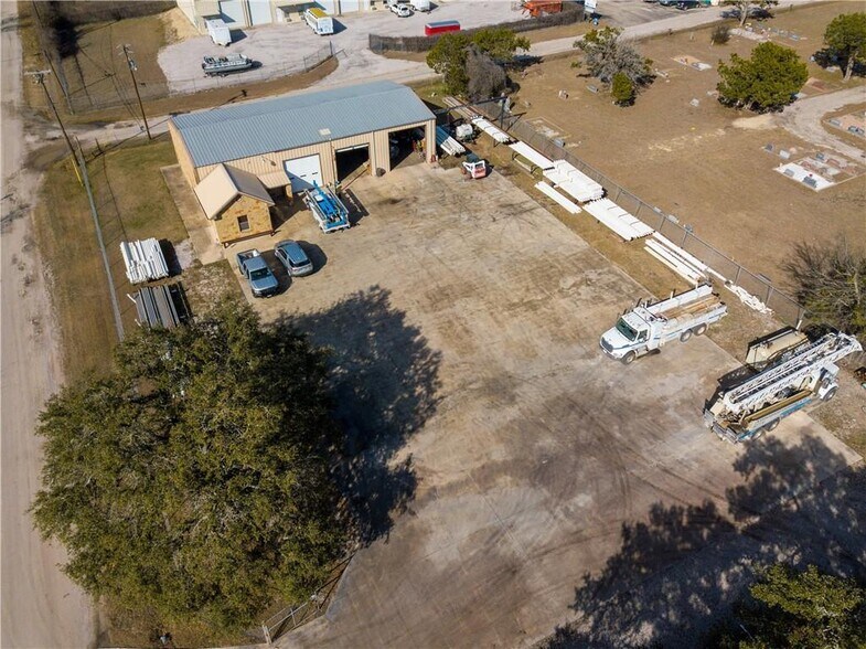 More Photos Of 500 Southland Dr, Burnet Flex For Lease