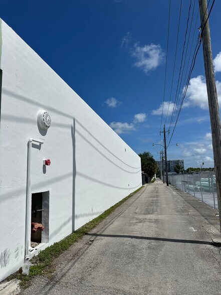 More Photos Of 1820 NE 146th St, Miami Manufacturing For Lease