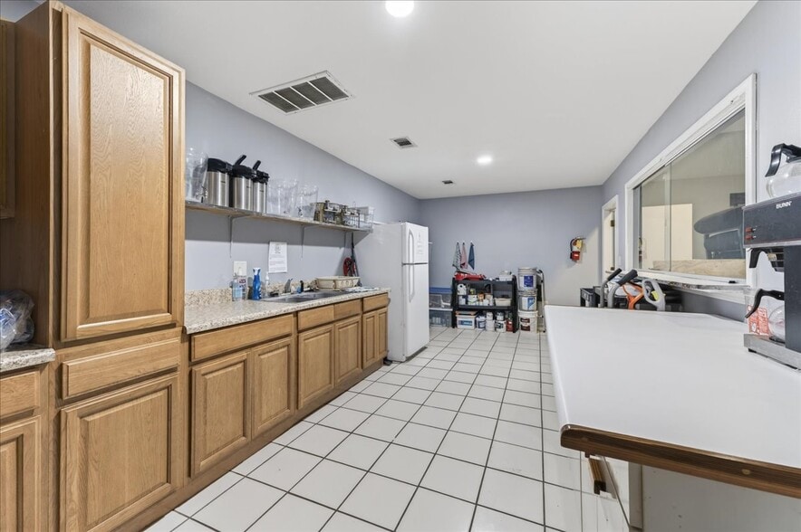 More Photos Of 100 Duggan Ave, Crestview Specialty For Sale