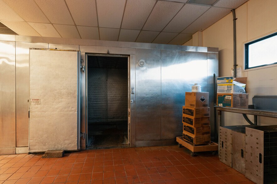 More Photos Of 1709 Kalani St, Honolulu Freestanding For Lease