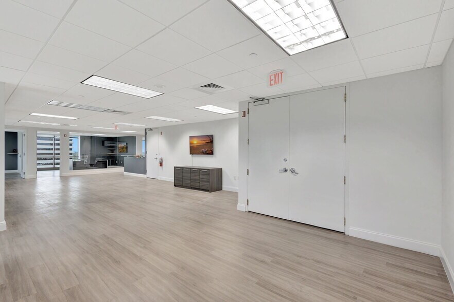 More Photos Of 1645 Palm Beach Lakes Blvd, West Palm Beach Office For Lease