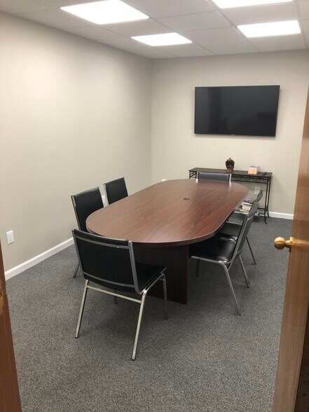 More Photos Of 5 Schuman Rd, Millwood Office For Lease