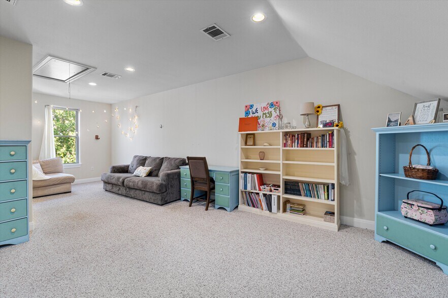 More Photos Of 1092 FM 3000, Elgin Specialty For Sale