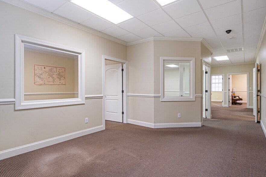 More Photos Of 1905 Woodstock Rd, Roswell Office For Sale
