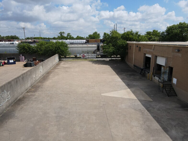 More Photos Of 3825 Halifax St, Dallas Distribution For Sale