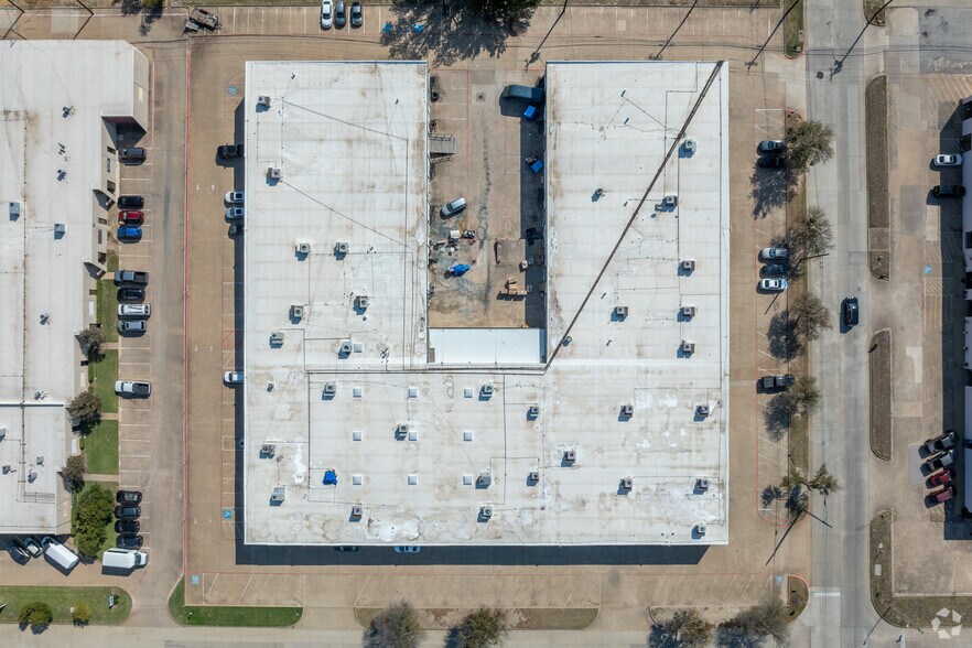 More Photos Of 1400 Summit Ave, Plano Showroom For Lease