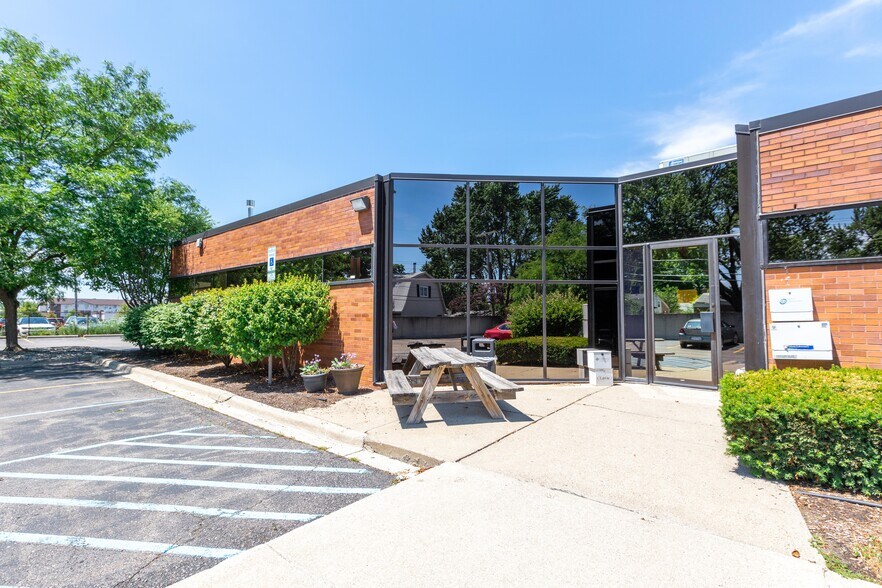 More Photos Of 909 W Maple Rd, Clawson Medical For Lease