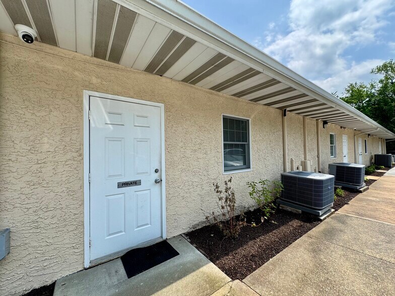 More Photos Of 625 Barksdale Rd, Newark Medical For Lease