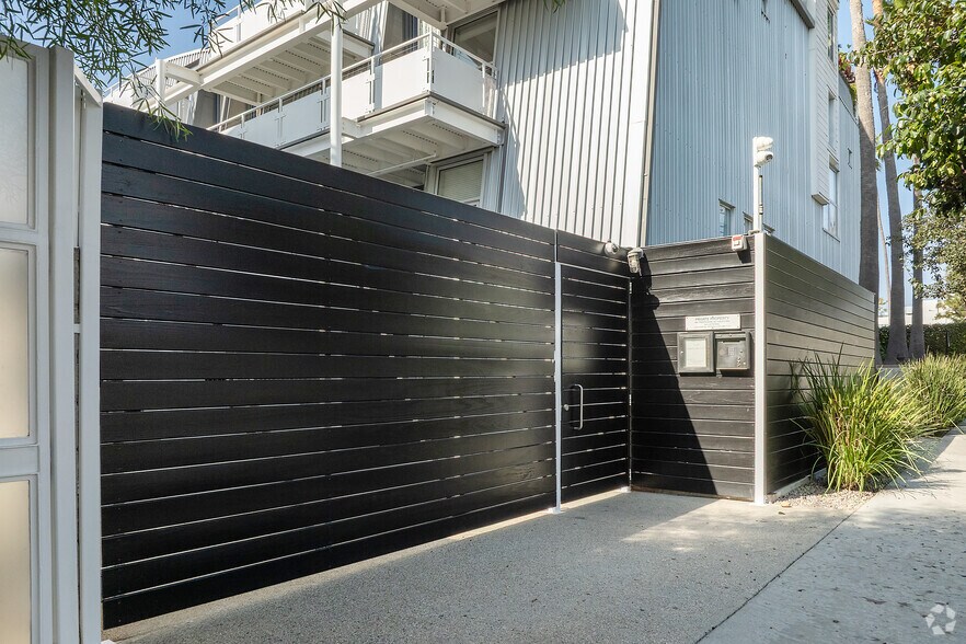 More Photos Of 615 Hampton Dr, Venice Apartments For Sale