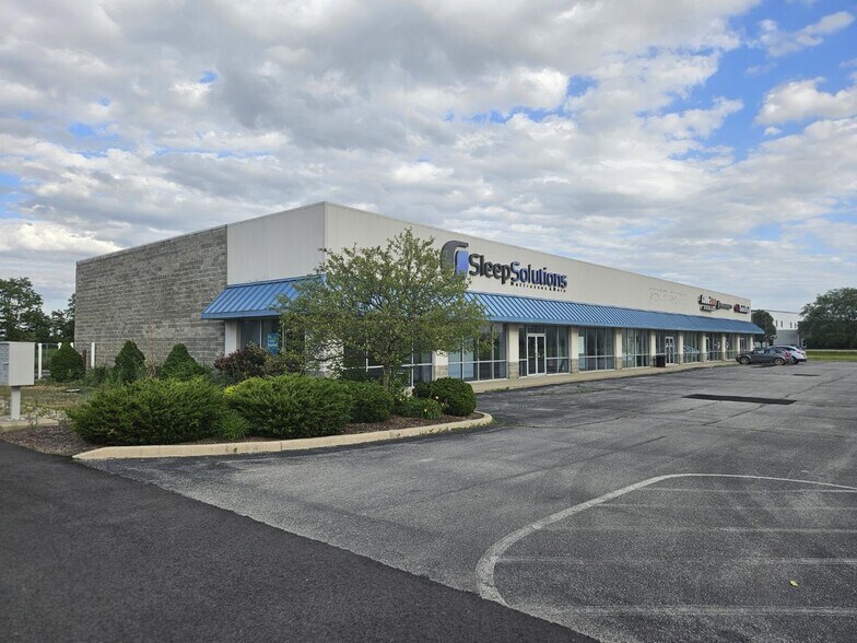 More Photos Of 2513-2521 E North St, Kendallville Storefront For Lease