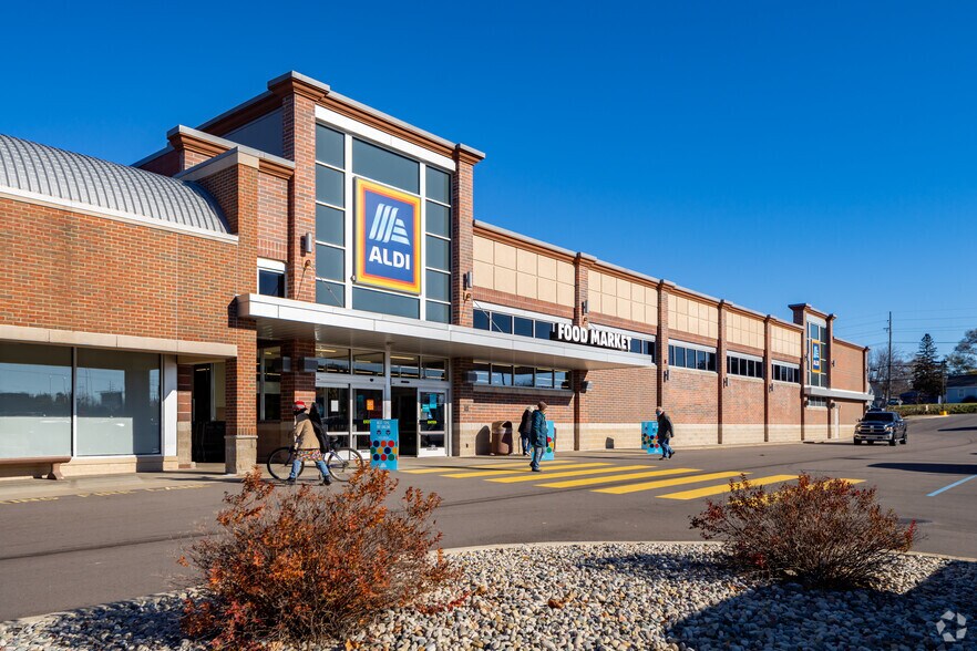 Primary Photo Of 5012-5160 Highland Rd, Waterford Supermarket For Lease