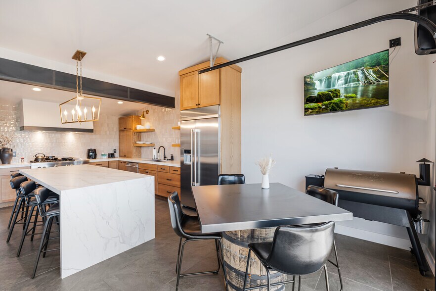 More Photos Of 565 SW Tamarack Ct, Redmond Warehouse For Lease