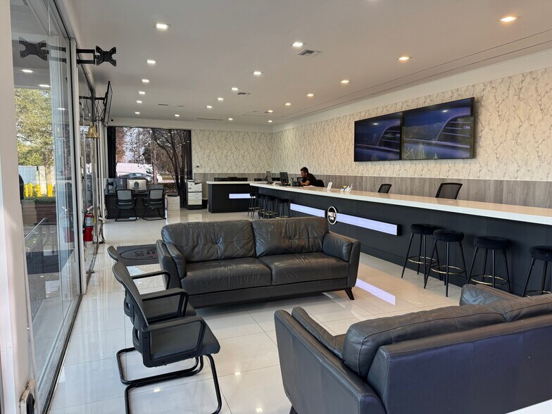 More Photos Of 2980 W Oakland Park Blvd, Oakland Park Showroom For Sale