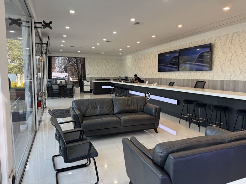 More Photos Of 2980 W Oakland Park Blvd, Oakland Park Showroom For Sale