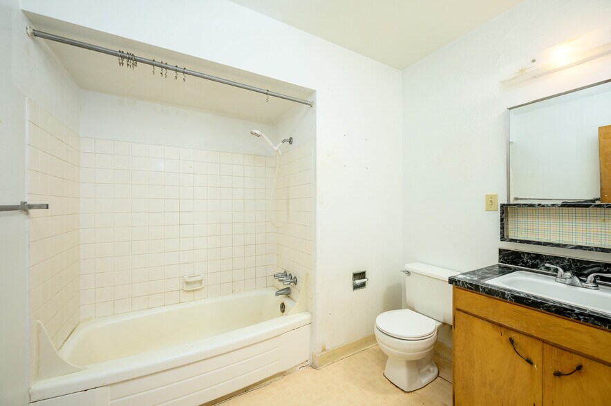 More Photos Of 229 E Monroe St, Carlton Apartments For Sale