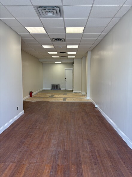 More Photos Of 5 Station Plz, Bethpage Storefront Retail Office For Lease