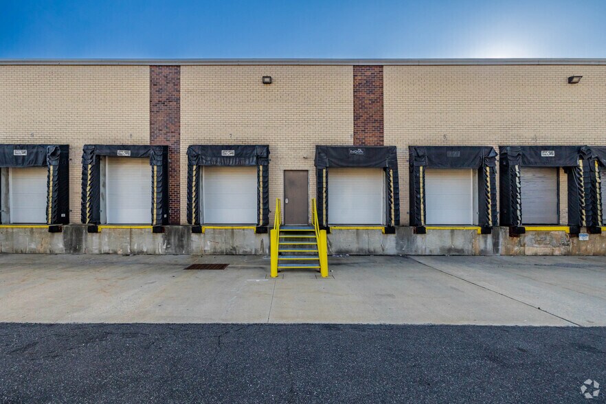 More Photos Of 225-229 Robbins Ln, Syosset Warehouse For Lease