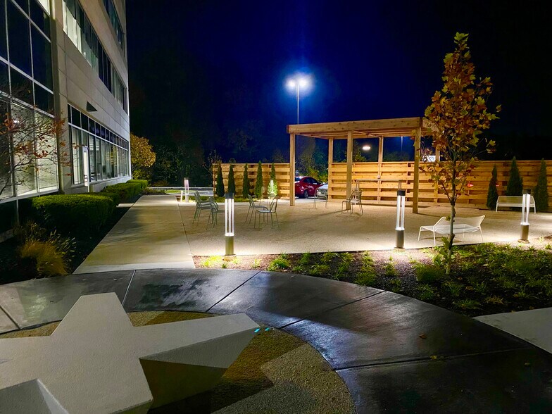 More Photos Of 9025 N River Rd, Indianapolis Office For Lease