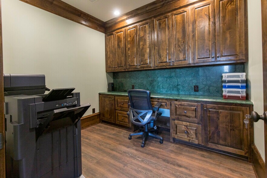 More Photos Of 636 W Tarrant Rd, Grand Prairie General Retail For Lease