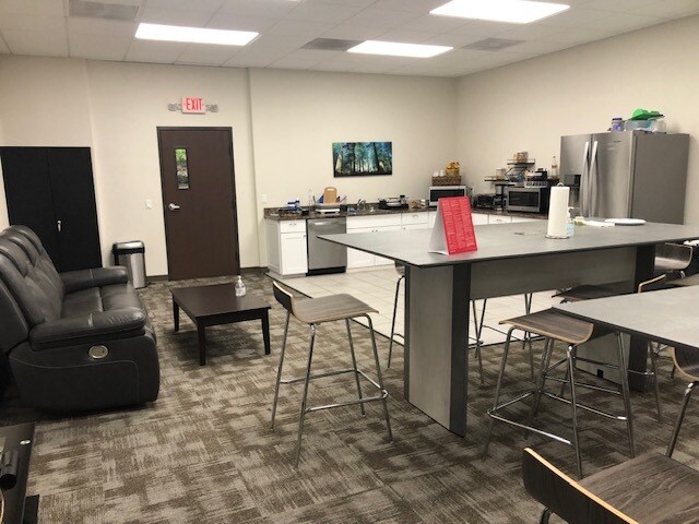 More Photos Of 414 4th St, Woodland Showroom For Lease
