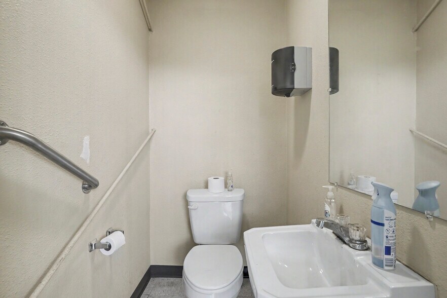 More Photos Of 1615 W Okmulgee St, Muskogee Freestanding For Sale