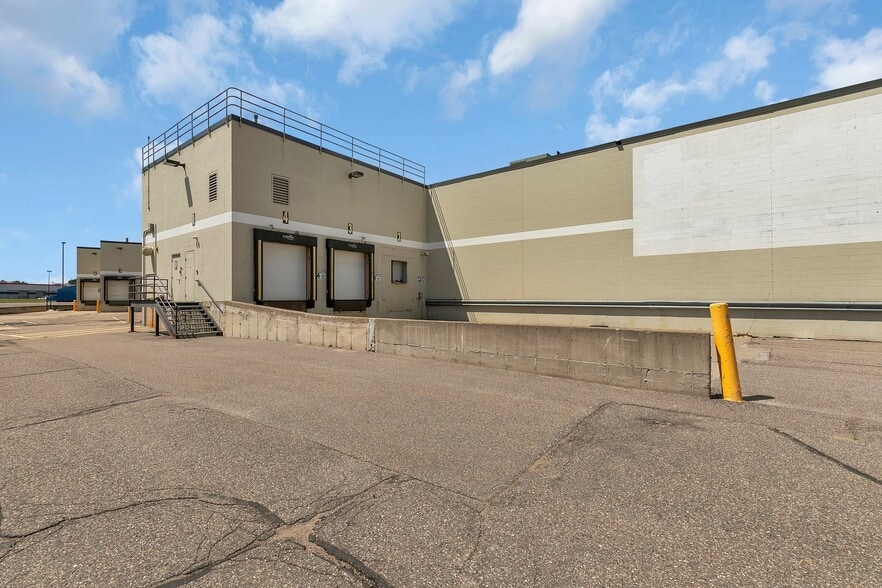 More Photos Of 250 33rd Ave S, Saint Cloud General Retail For Lease