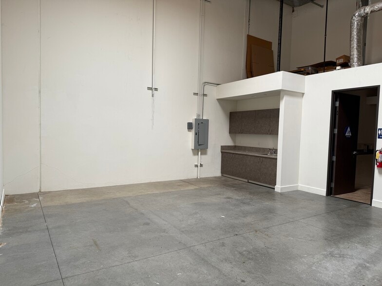 More Photos Of 9009 Canoga Ave, Canoga Park Manufacturing For Lease