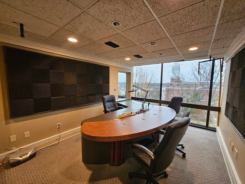 More Photos Of 113 W Public Sq, Glasgow Office For Sale