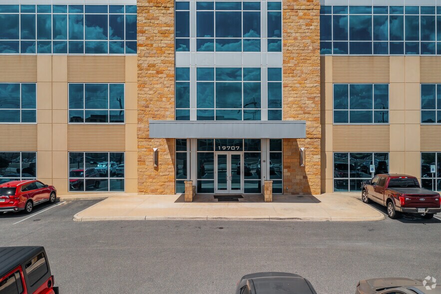 More Photos Of 19707 IH 10 W, San Antonio Office For Lease