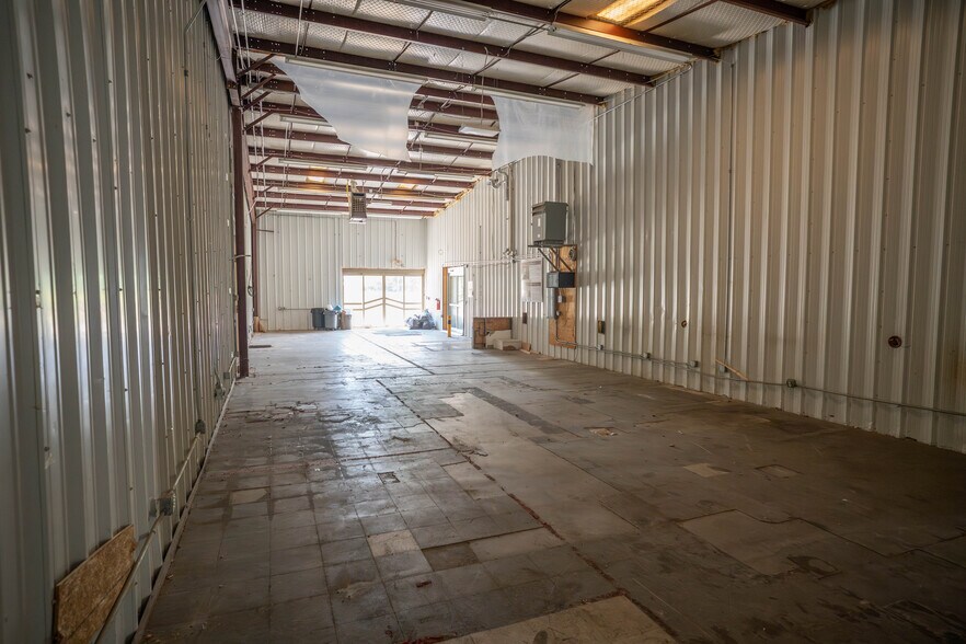 More Photos Of 11075 Parker Dr, Irwin Warehouse For Sale