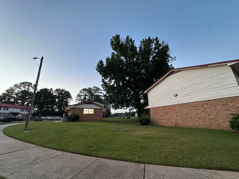 More Photos Of 1500 N Archusa Ave, Quitman Apartments For Sale